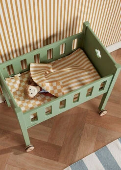 Kids Concept Poppenbed Carl Groen 3 Jr+ -Janob Verkoop KidsConceptpoppenbedCarlgroen1000820d