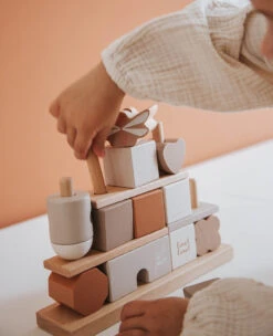 Label Label Stapelblokken Huisje Nougat 18 Mnd+ -Janob Verkoop LabelLabelstapelblokkenhuisjenougatD